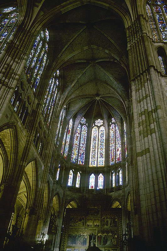 Len, Catedral, Choransicht. 3-zoniger Wandaufbau und 4-teiliges Gewlbe sowie der polygonale 7/12-Abschluss nach franzsisch-hochgotischem Vorbild, 30 m hoch. Aufnahme von Aug. 1994, HQ-Scan ab Dia.