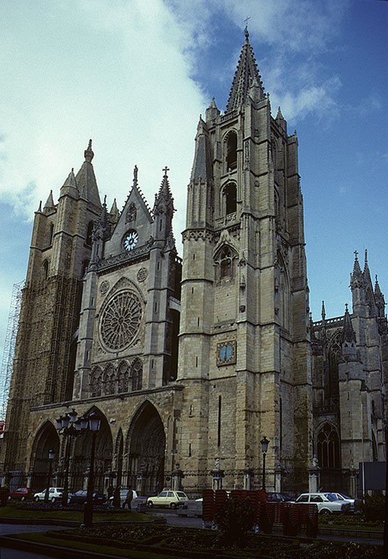 Len, Catedral, Westfassade. Nach franzsischem Vorbild, mit den stark versetzten Trmen besonders an Poitiers erinnernd. Bau 1205-1301. Aufnahme von Juni 1993, HQ-Scan ab Dia.