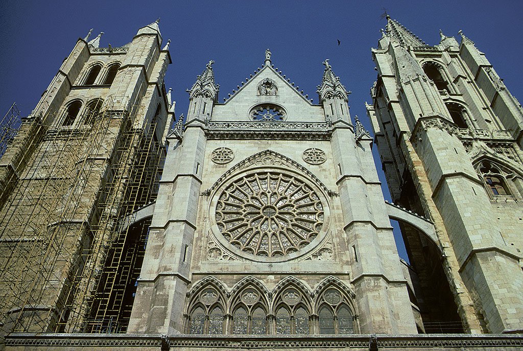 Len, Catedral, Westfassade. Nach franzsischem Vorbild, mit den stark versetzten Trmen besonders an Poitiers erinnernd. Bau 1205-1301. Aufnahme von Aug. 1994, HQ-Scan ab Dia.