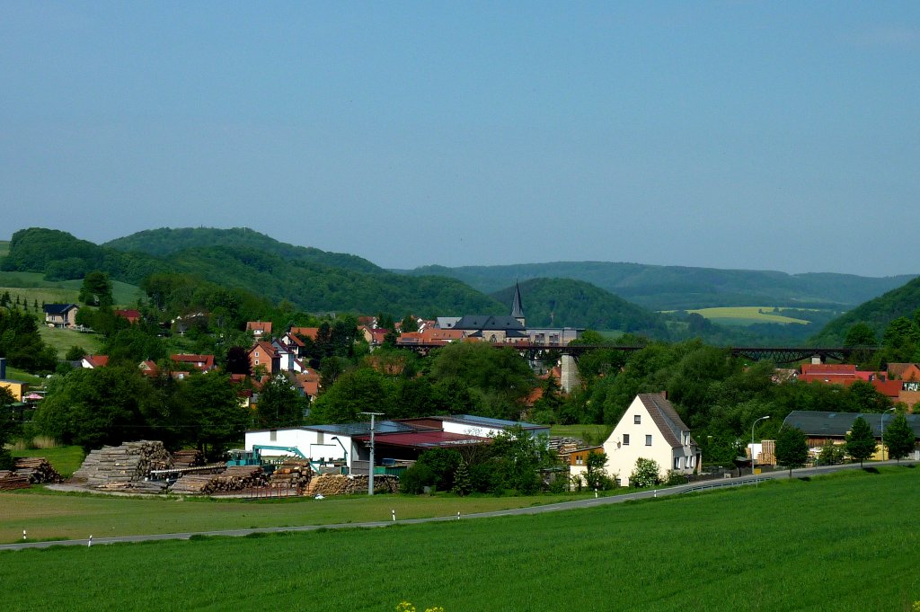 Lengenfeld im Eichsfeld, das 237m lange und 24m hohe Eisenbahnviadukt berspannt den ganzen Ort, gebaut in den 1870er Jahren als Teil der sogenannten Kanonenbahn, Mai 2012