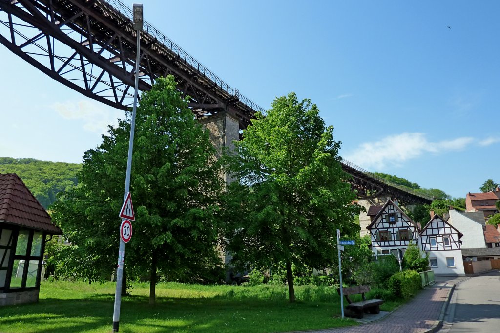 Lengenfeld im Eichsfeld, das den Ort berspannende Eisenbahnviadukt aus den 1870er Jahren und die dazu gehrige Strecke wird heute als Draisinenfahrt fr Touristen genutzt, Mai 2012