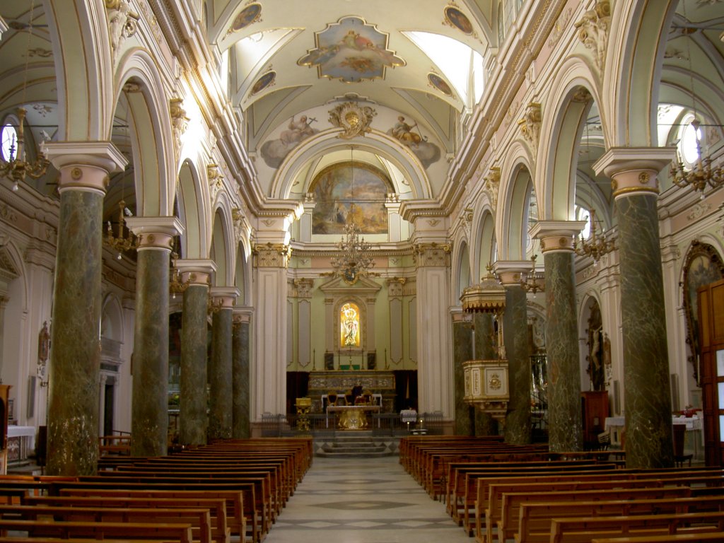 Lentini, Chiesa Madre San Alfio, dreischiffiger Innenraum (14.03.2009)