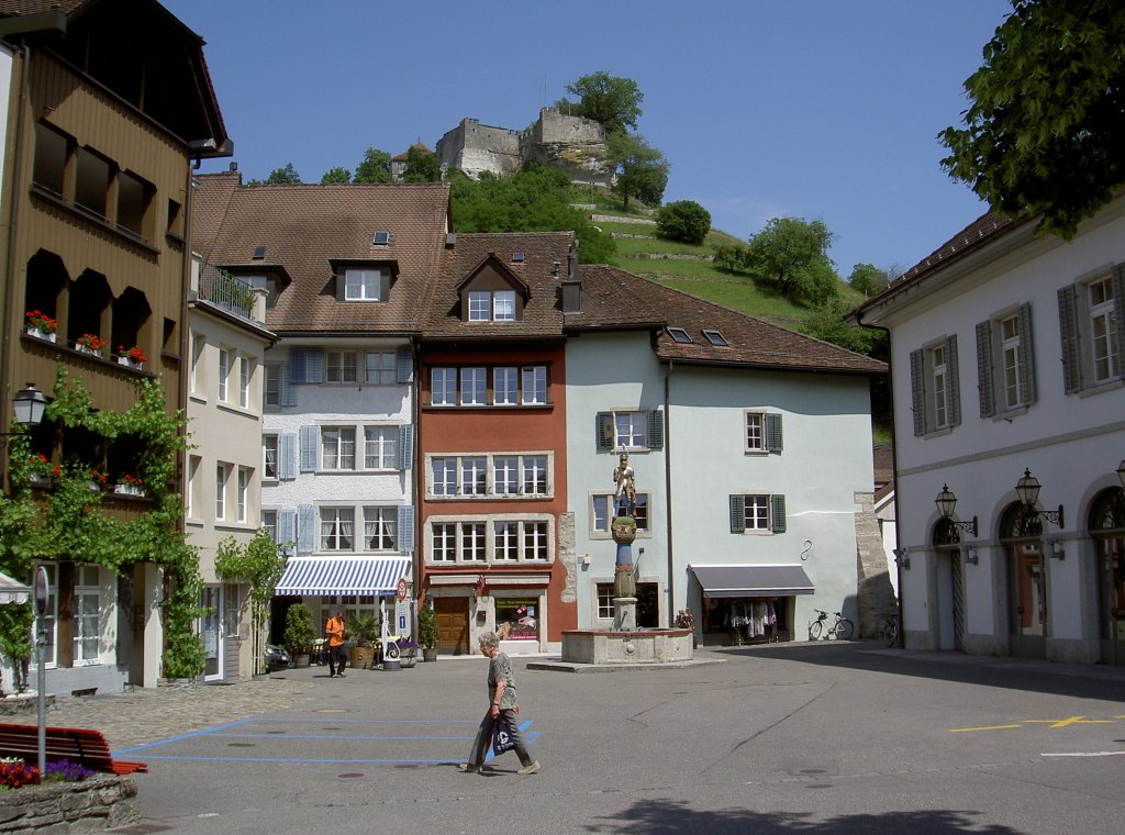 Lenzburg, Metzgplatz, dahinter das Schloss (07.06.2012)