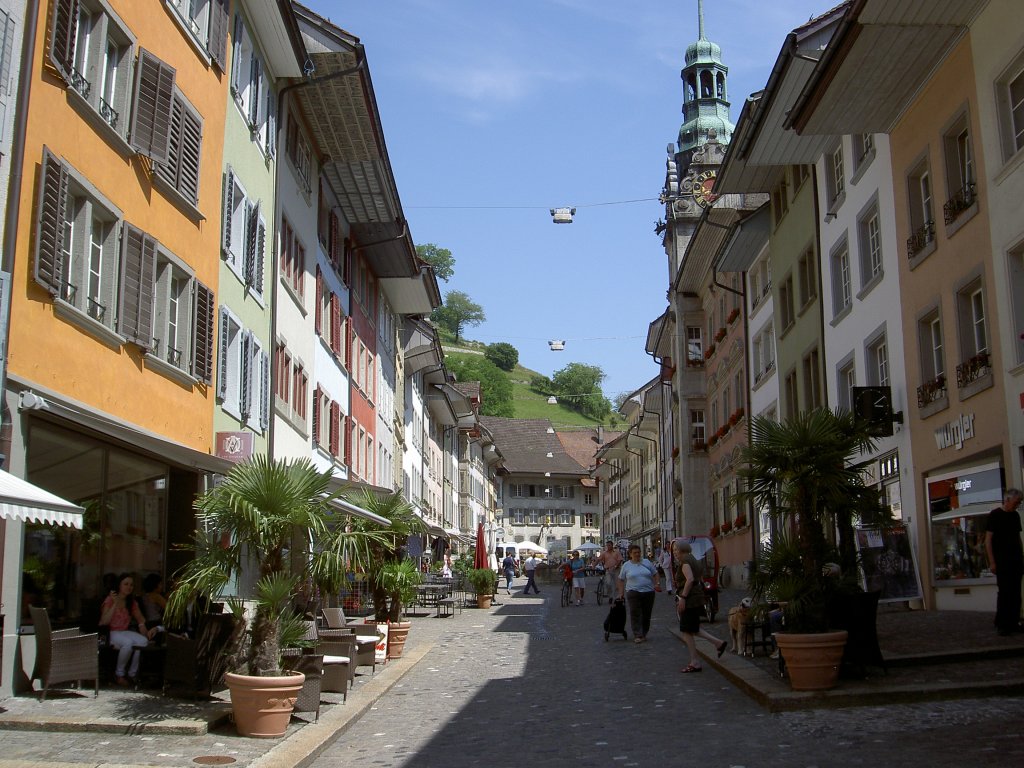 Lenzburg, Rathausgasse, links das Rathaus, erbaut von 1677 bis 1692 mit Mittelturm 
mit Uhrgiebel (07.06.2012)