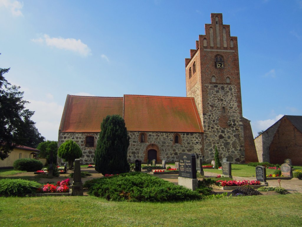 Leppin, romanische Feldsteinkirche, erbaut im 13. Jahrhundert, Altmarkkreis (10.07.2012)