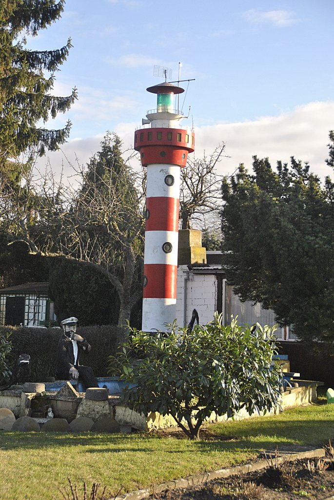 Leuchturm,  in einen Garten des KVG  Edelweis , am 31.01.2011.