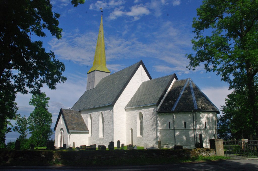 Levanger, Alte Kirche von Altstadhaug, Kirchenschiff und Chor erbaut 1150 bis 1180, 
Apsis von 1250, Turm erbaut 1788 (27.06.2013)