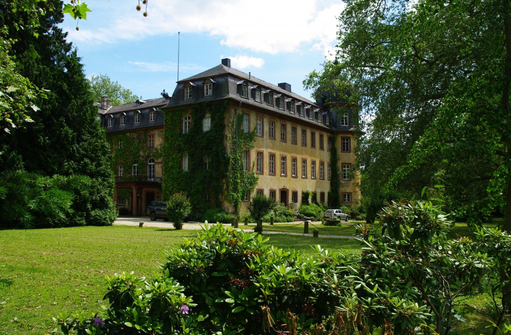Lich, Schlo der Grafen Solms-Hohensolms-Lich, erbaut ab dem 14. JH, umgebaut von 
1764 bis 1768, mittelalterliche Rundtrme an den Auenecken, Kreis Gieen (31.05.2009)
