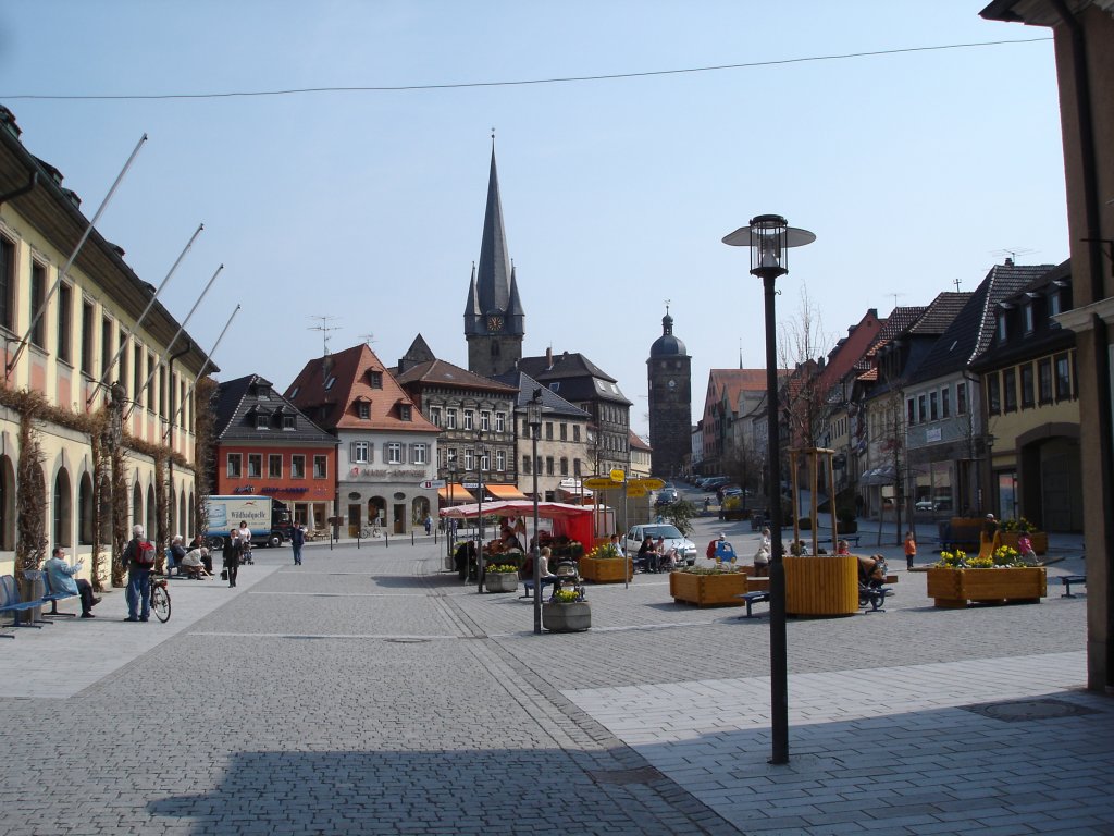 Lichtenfels in Oberfranken,
Marktplatz mit Stadtpfarrkirche und oberem Tor,
April 2006