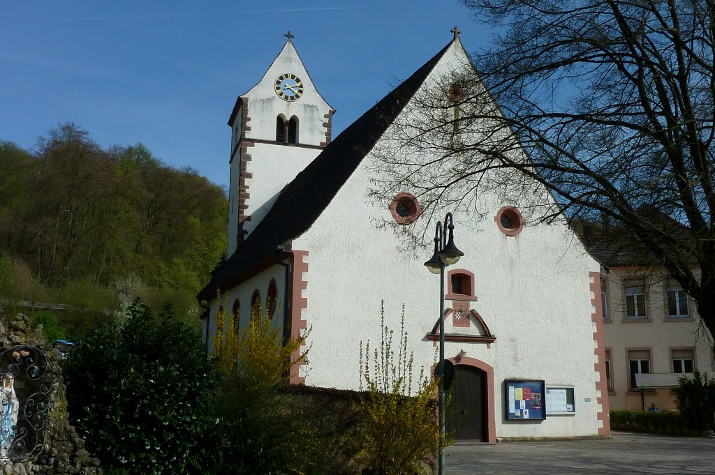 Liel im Markgrflerland, die kath.Pfarrkirche St.Vinzentius, gehrt zu dem seltenen Typus der Chorturmkirchen, April 2011