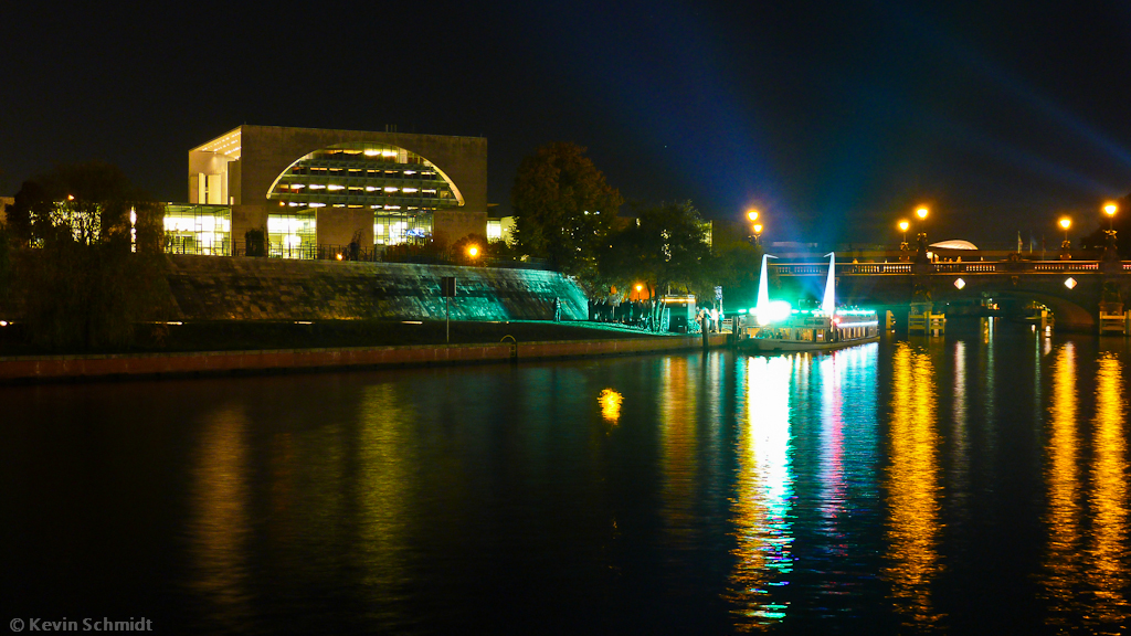 LightShip mit LED-Strahler-Installation am Bundeskanzleramt in Berlin zum <a href= http://festival-of-lights.de/ >Festival of Lights</a>, 19.10.2012.