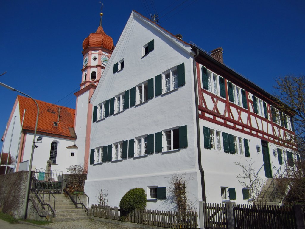 Limbach, Pfarrhaus von 1630 und St. Stephan Kirche, erbaut im frhen 16. Jahrhundert, umgebaut 1755 von Joseph Dossenberger im Barockstil (26.03.2012)