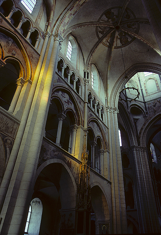 Limburg an der Lahn, Dom St. Georg und Nikolaus, Nordwand des Mittelschiffes mit 4-zonigem Wandaufbau und 6-teiligem Kreuzrippengewlbe, 21 m hoch. Rechts Vierungsturm teilweise noch sichtbar. Innenraum frhgotisch, Nachfolgebau der Kathedrale von Laon. Aufnahme von Aug. 2002, HQ-Scan ab Dia.
