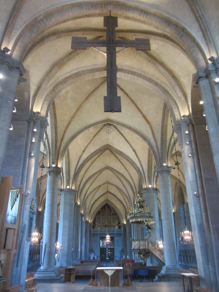 Linkping, Langschiff der Domkirche mit Triumpfkreuz aus dem 14. Jahrhundert (11.07.2013)