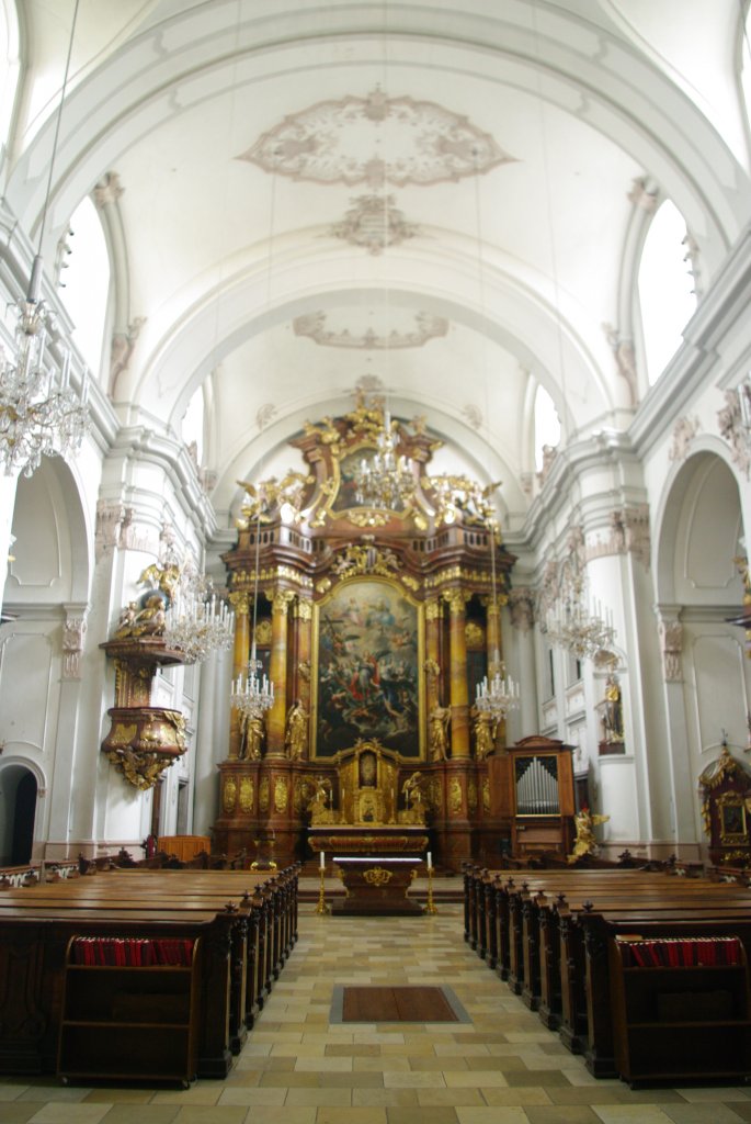 Linz, barocker Hochaltar und Kanzel der Usulinenkirche (07.04.2013)