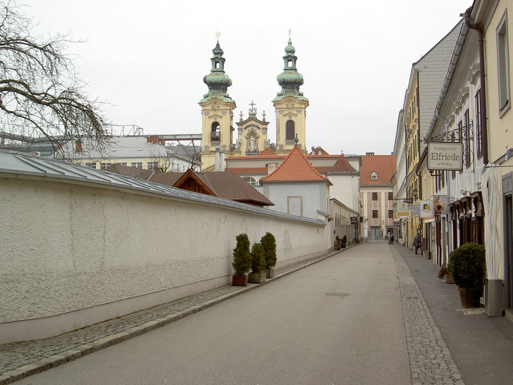 Linz, Bischofsgasse mit Trmen der Ursulinenkirche (07.04.2013)