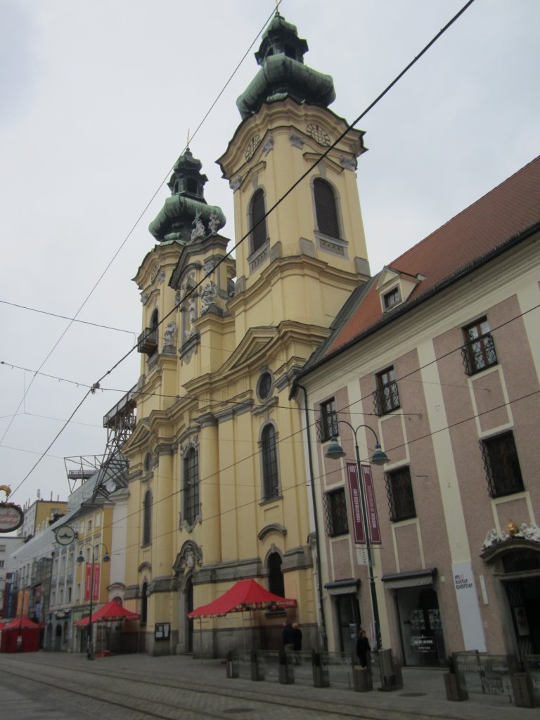 Linz, doppeltrmige Fassade der Ursulinenkirche, erbaut Mitte des 18. Jahrhunderts (07.04.2013)