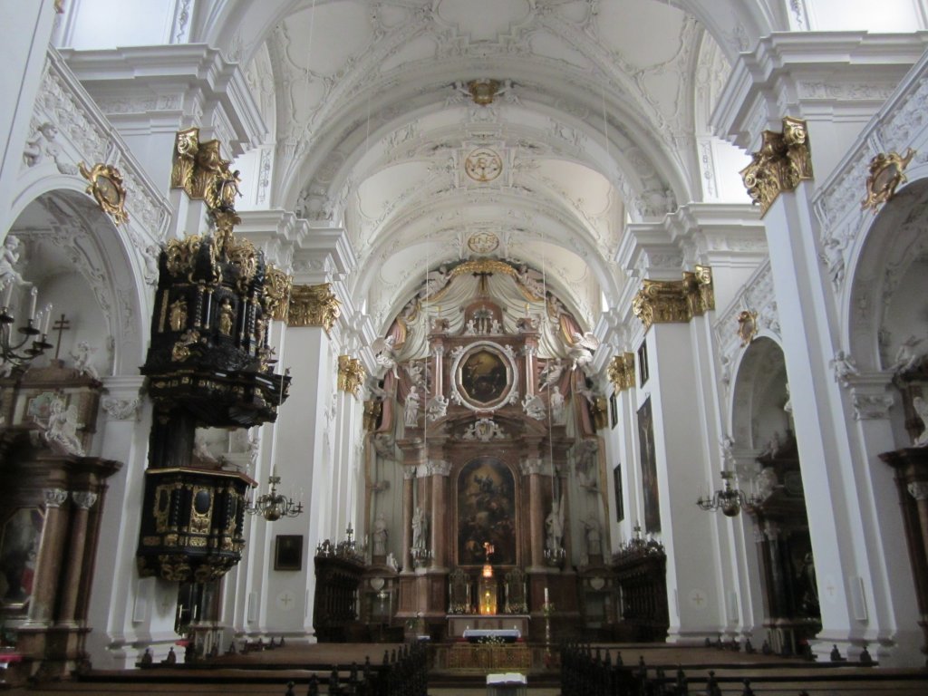 Linz, Hochaltar und Kanzel des Alten Doms, ehem. Jesuitenkirche, austro-italienischer Barock (07.04.2013)