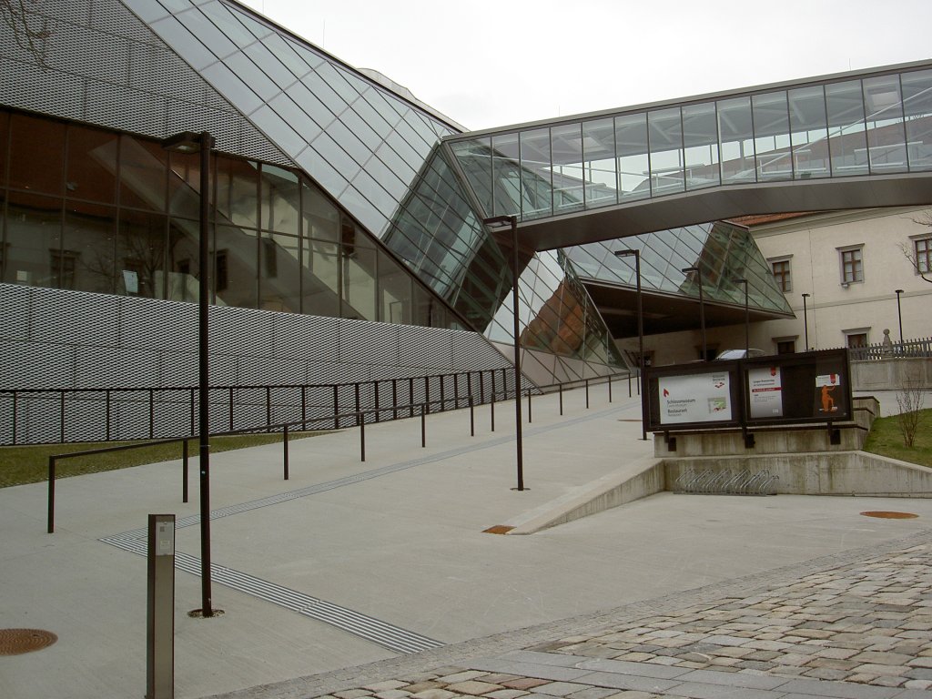 Linz, Obersterreichisches Landesmuseum im Schlo, erbaut 1966 (07.04.2013)