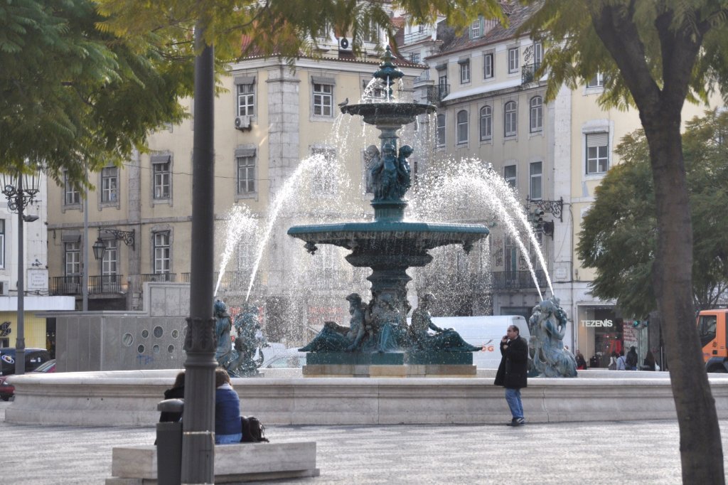LISBOA (Concelho de Lisboa), 15.02.2011, Springbrunnen auf dem Rossio-Platz