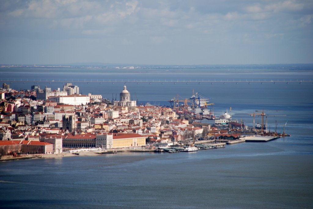 LISBOA (Concelho de Lisboa), 19.02.2010, Blick vom Cristo Rei (in Almada-Pragal) auf die Altstadt