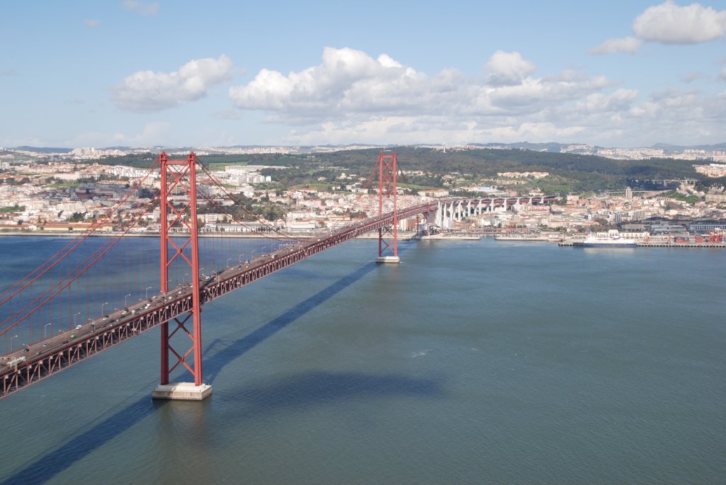 LISBOA (Concelho de Lisboa), 19.02.2010, Blick vom Cristo Rei (in Almada-Pragal) auf die Ponte 25 de Abril und Teile der Stadt