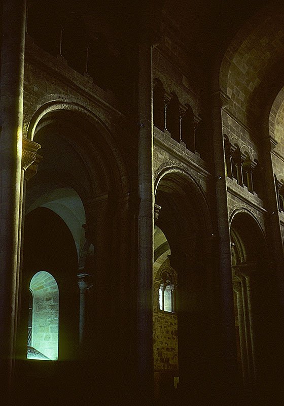 Lissabon, Seu Catedral Santa Maria Maior. Wandaufriss mit Arkadenstockwerk, Triforium und Teil des Tonnengewlbes sowie Seitenschiff. Romanisch. Innenaufnahme von Juli 1991, HQ-Scan ab Dia.