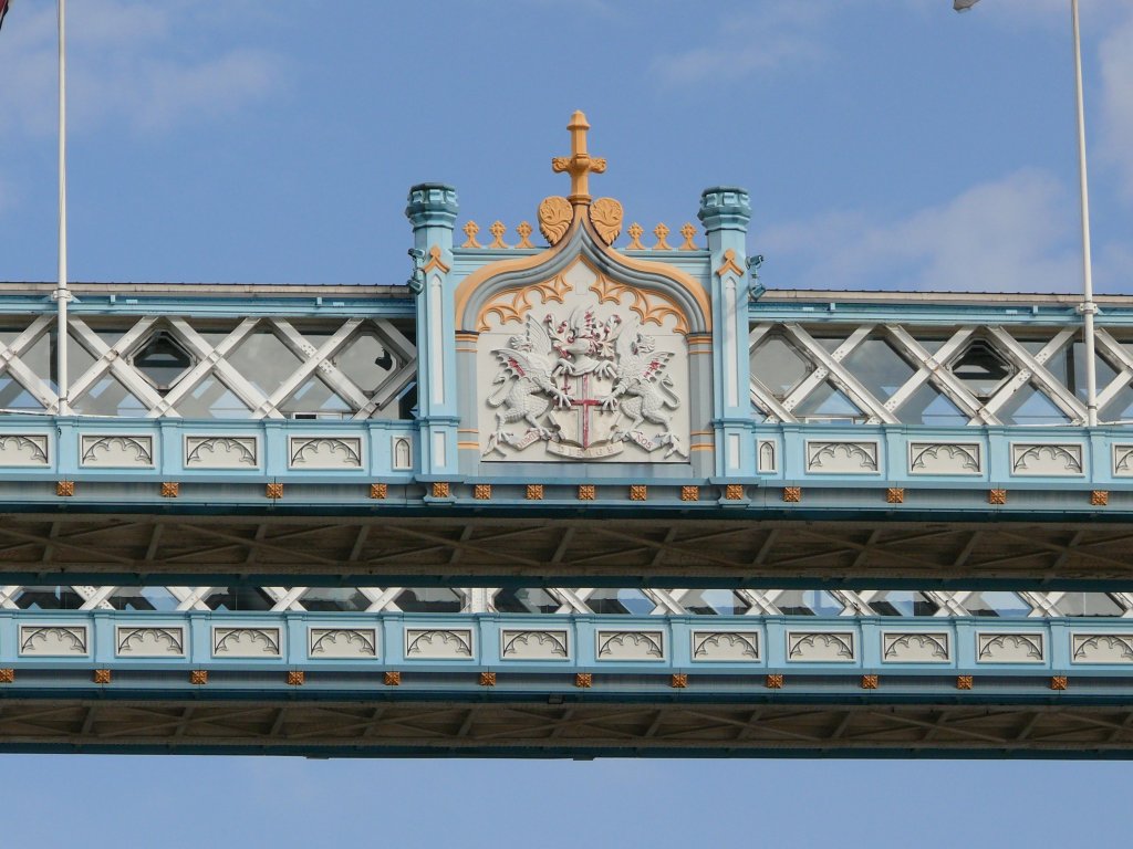 London 16.07.2009, Detailaufnahme der oberen Verbindung der Towerbridge