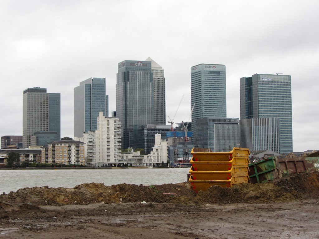 London Skyline - und ein paar Container. Thames Path, London, 9.4.2012