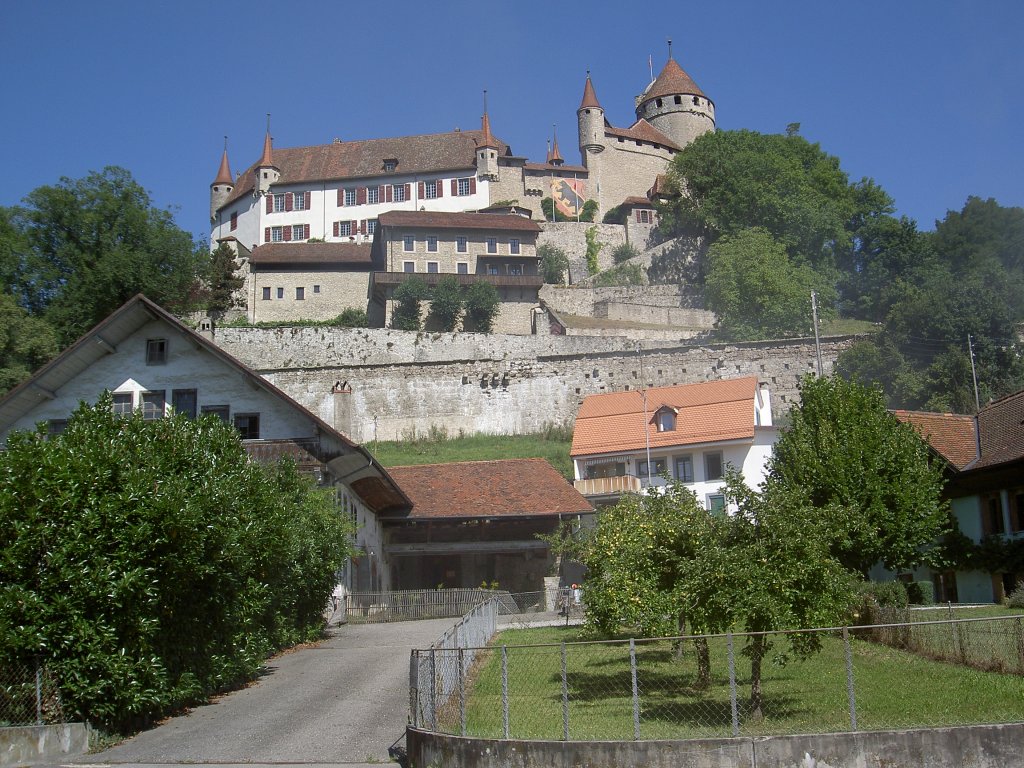 Lucens, ehemalige bischfliche Schloss, erbaut im 13. Jahrhundert auf einem Felssporn zwischen dem Vallon des Vaux und dem Broyetal, heute Privatbesitz 
(18.08.2012)