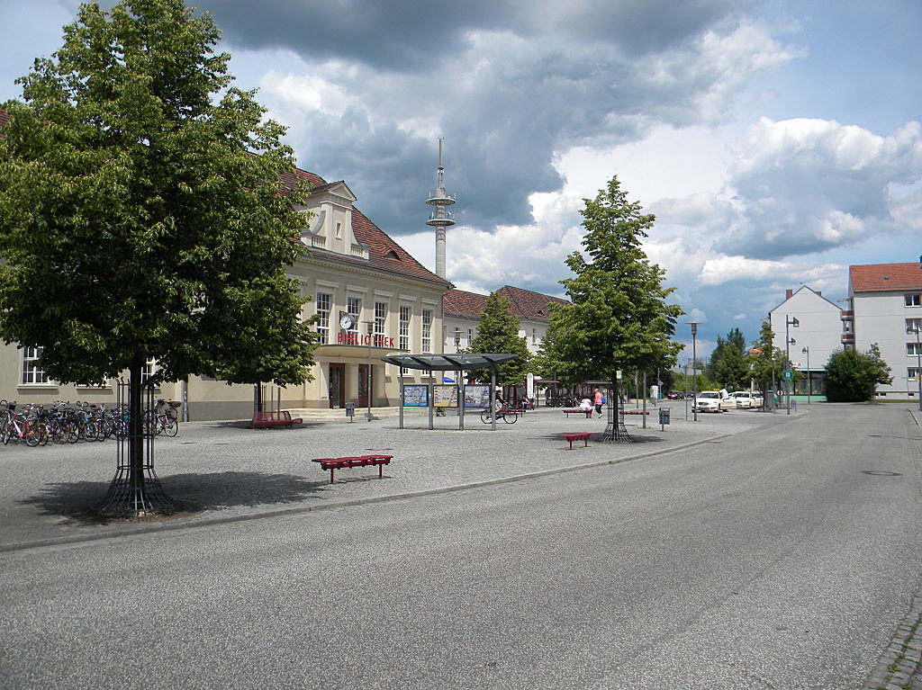 Luckenwalde (Flming) Stadtansichten Bahnhof Vorplatz 11-06-2013