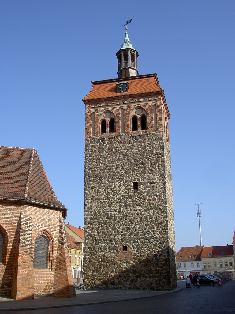 Luckenwalde, Marktturm, erbaut ab dem 12. Jahrhundert, das Wahrzeichen der Stadt 
(16.03.2012)