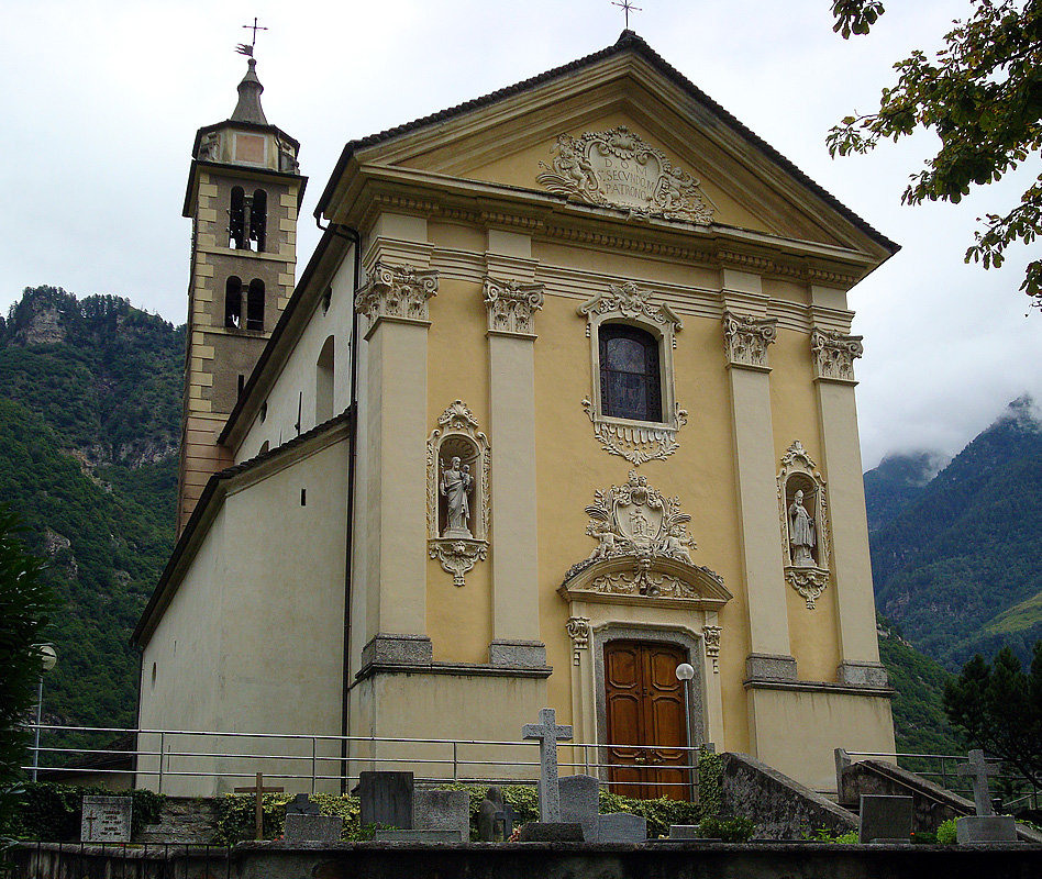 Ludiano TI, Valle di Blenio, Pfarrkirche S. Secondo. Bereits 1293 belegt. Hauptschlich Barock, 1779-82 restauriert. Westfassade mit Pilaster und korinthischen Kapitellen. Unterer Teil des Glockenturms romanisch. Auf Velotour, 13. Aug. 2010, 15:14