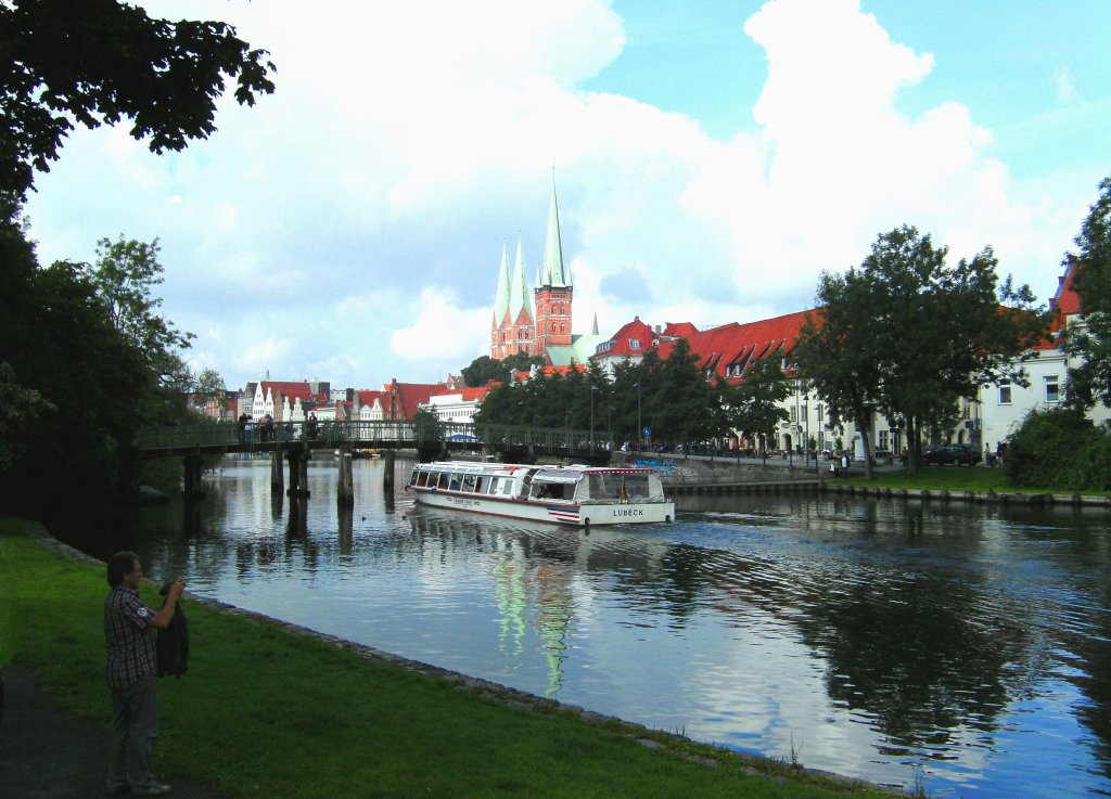 Lbeck, an der oberen Trave heit dieser Blick  Malerwinkel  weil hier oft, nicht nur Knstler, sondern auch Hobbymaler sitzen... Aufgenommen: 22.8.2009