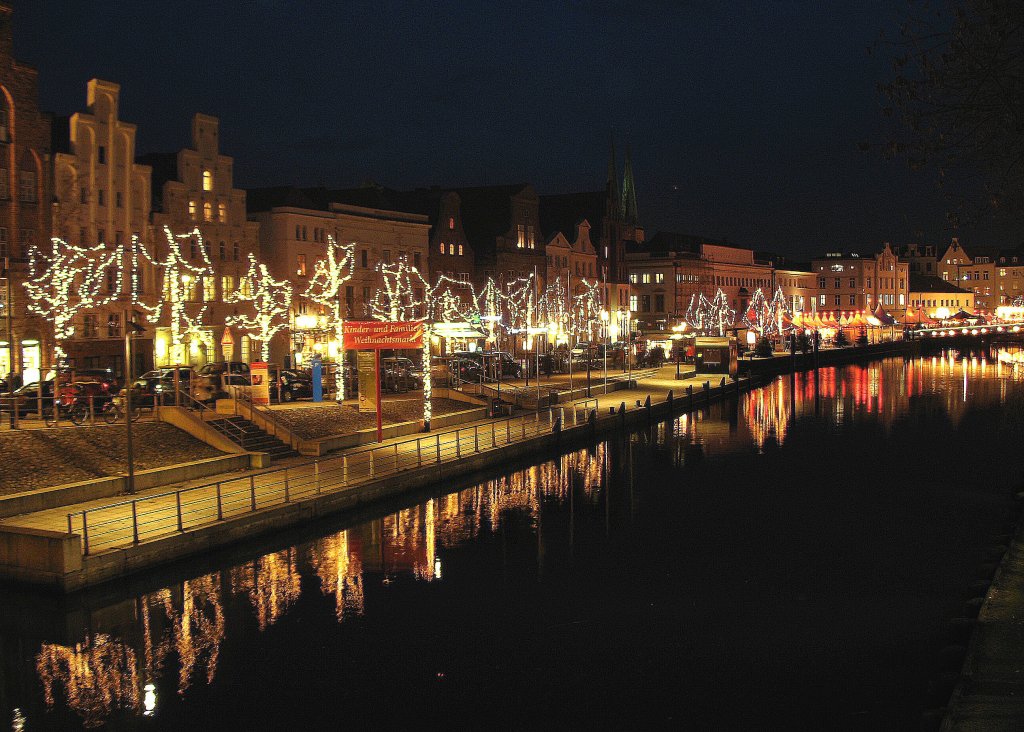 Lbeck, an der Obertrave am Abend. Der Weihnachtsmarkt fr Kinder ist aufgebaut.
Aufgenommen am 01.12.2008