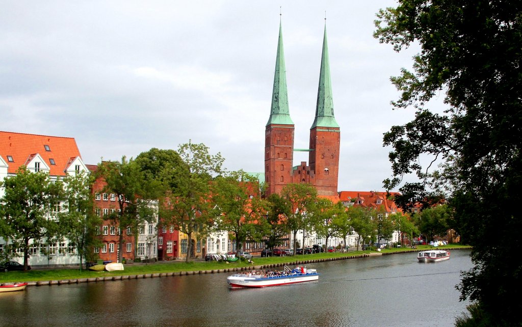 Lbeck, Blick von der Possehlbrcke ber die Trave zum Dom. Auf der Trave fhrt ein Rundfahrten-Schiff vorbei. Lbeck als Stadtinsel ist ringsum von befahrbarem Wasser umgeben... Aufgenommen: 29.7.2011