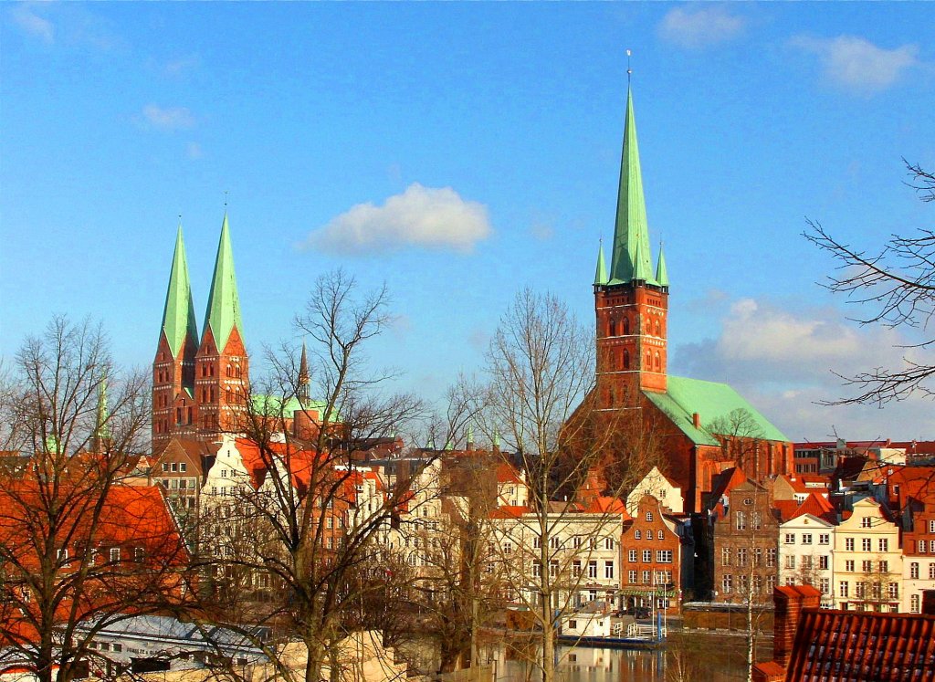 LBECK, Innenstadt-Kirche und Aussichtsturm St. Petri. Die zweitrmige MARIEN-KIRCHE mit dem neuen Dachreiter leuchtet mit den alten Backsteinen in der Wintersonne... Aufgenommen: 1.2.2012