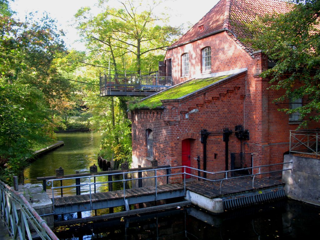 Lbeck, Mhlendamm 
Diese historische Wassermhle regelt den Wasserstand des Mhlenteiches, der durch einen Dcker unter dem Elbe Lbeck Kanal hindurch, mit dem Wasser der Wakenitz gespeisst wird.Heute wird kein Korn mehr in dieser Mhle gemahlen. Es ist ein gemtliches Restaurant zum Verweilen integriert. Aufgenommen: 9.10.2009