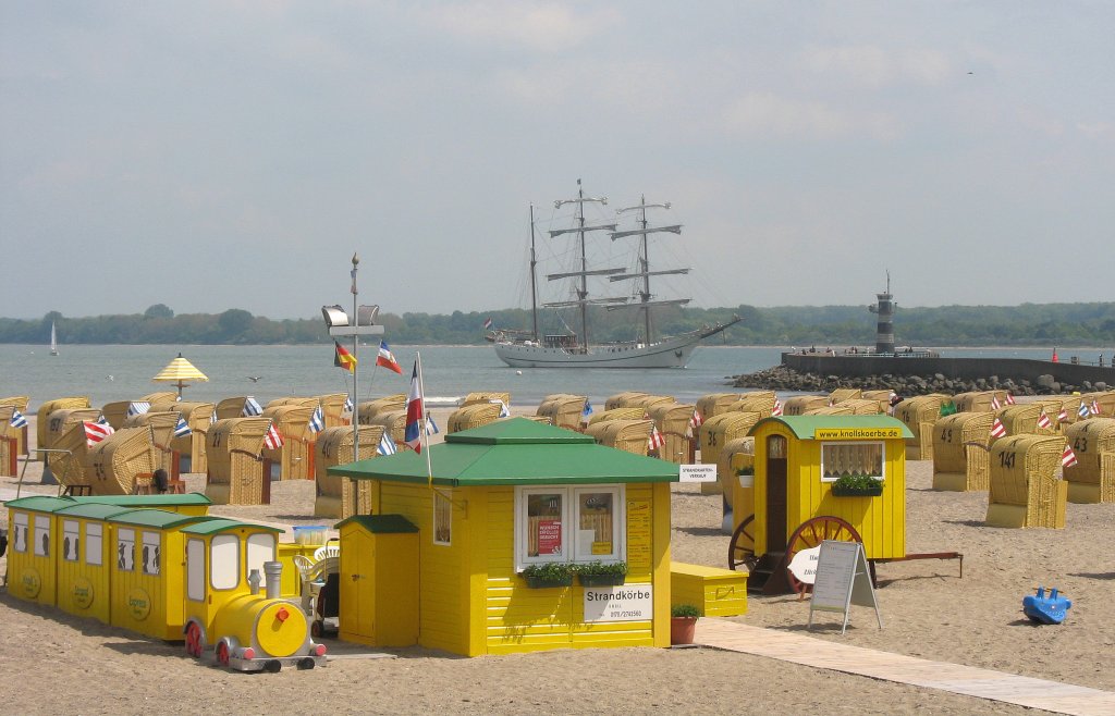 Lbeck-Travemnde, hier ein Blick von der Strandpromenade ber Strandkrbe zum Einlaufenden Oldtimer der gleich die Nordermole passiert... Aufgenommen: 16.5.2009