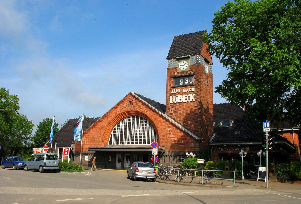 Lbeck-Travemnde Strand heit der  Strandbahnhof . Es ist neben dem Hafenbahnhof
und dem Haltepunkt am Skandinavienkai der  Sackbahnhof  als Endhaltepunkt. Die groen Ziffern unter der Uhr, kann man vom Strand aus sehen und weiss somit, wann der nchste Zug in Richtung Hamburg / Lbeck abfhrt... Aufgenommen:24.5.2006