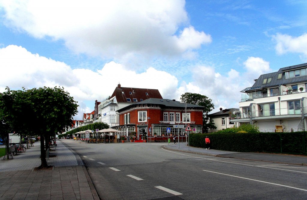 Lbeck-Travemnde
Diesen Blick hat man von der Trelleborg Alle zur Vorderreihe in Travemnde,
man sagt die  schnste Tochter von Lbeck  ist der Ortsteil von Lbeck.
Durch die groen, auf der Trave vorbeiziehenden, Seeschiffe hat man jeden Tag mehrfach einen bombastischen Eindruck an der Travepromenade...
Aufgenommen:20.6.2011, 9:56 Uhr.