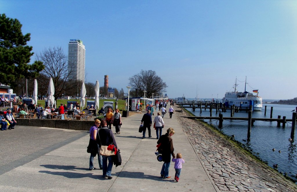 Lbeck-Travemnde
Heute geht der Blick der Travepromenade entlang. Auf der Trave liegt ein Rundfahrtenschiff, das stndlich durch den Hafen und dann auf die Ostsee fhrt.
Zu erkennen ist der mit roten Backsteinen gemauerte Leuchtturm.
Das Leuchtfeuer ist seit Jahren aber seeseits im Maritim-Hochhaus eingebaut und gut 18 Seemeilen weit zu sehen... Aufgenommen am 2.4.2011