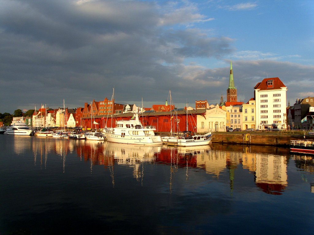 Lbeck, Untertrave.
Von der nahen Ostsee ziehen Regenwolken hoch. Man sieht die  Hansa-Marina  vor der Kulisse der Untertrave mit dem Turm der Seefahrerkirche St.Jakobi...
Aufnahmedatum: 7.8.2011