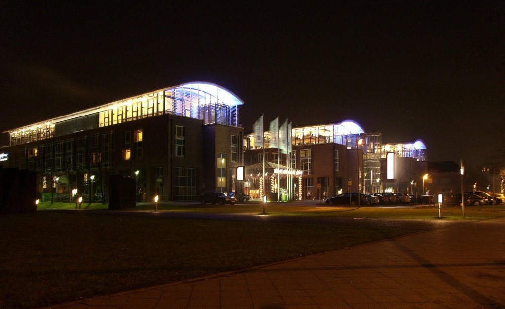 Lbeck,  Willy Brandt Allee.
Das Radison Blue Hotel am Abend, ist ein herrlicher Anblick in der Weihnachtszeit.  Aufgenommen:19.12.2011
