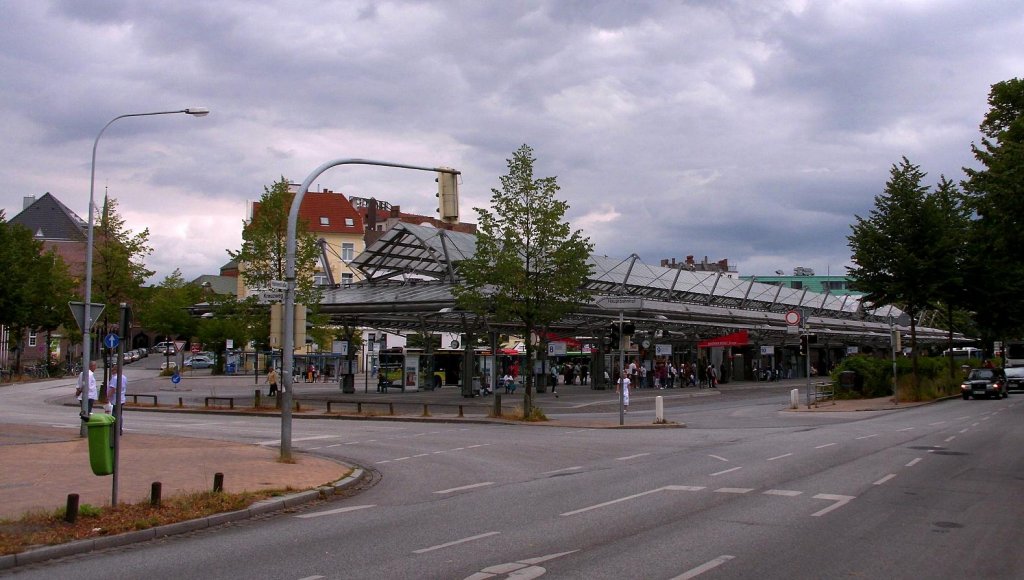 Lbeck, ZOB Zentral-Omnibus-Bahnhof,
von hier geht es per Bus in alle Stadtteile der Hansestadt Lbeck...
Aufgenommen: 3.8.2010