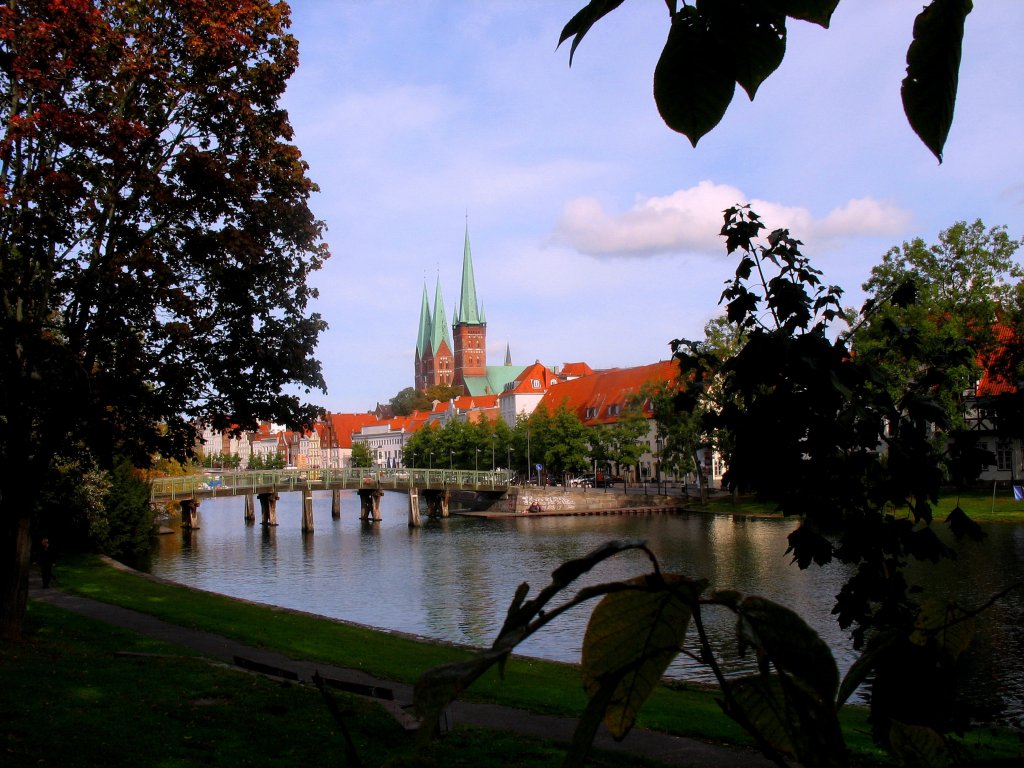 Lbeck,Wallstrasse mit Malerwinkel.
Ein von vielen Lbeck-Besuchern gern fotografierter Blick auf die Dankwartsbrcke mit den Trmen der Petri-Kirche (Aussichtsturm mit Fahrstuhl) sowie den beiden Trmen der Marienkirche. Beide Kirchen waren, wie viele andere, im 2. Weltkrieg zu ca.70% zerstrt und in den 50.-60.Jahren wieder aufgebaut worden. Damit ist der Blick von Westen mit den  7 goldenen  Trmen  wiederhergestellt. Der gldene Anblick rhrte von der Kupferbeplankung der Turmhelme her.Aufgenommen:9.10.2009