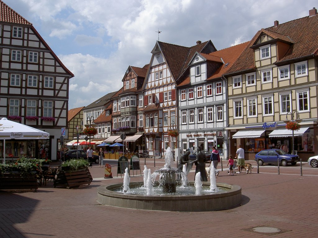 Lchow, Fachwerkhuser am Marktplatz und Lange Strae (10.07.2012)