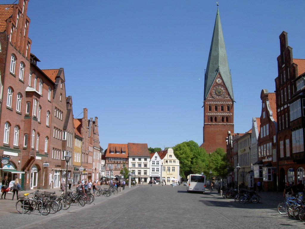 Lneburg, Platz am Sande mit St. Johannis Kirche (08.05.2011)