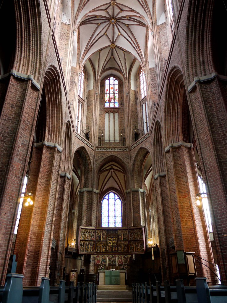 Lneburg, St. Nicolai-Kirche, im Hauptschiff Blick zum Altar; 10.07.2012
