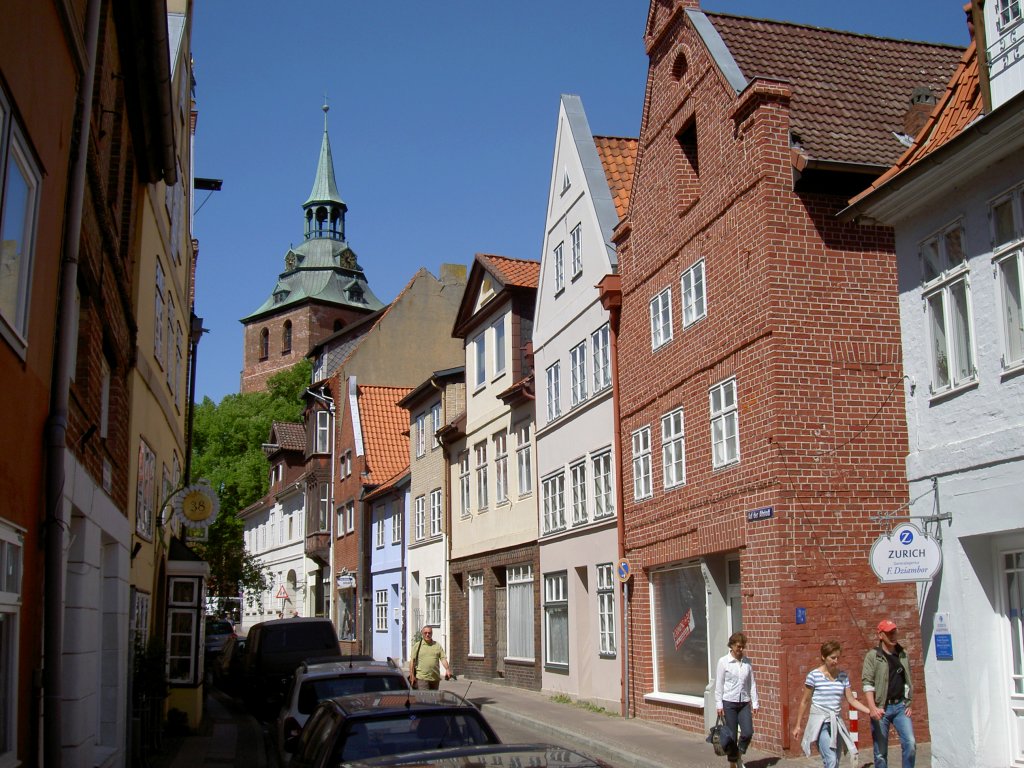 Lneburg, Strae auf der Altstadt und St. Michaelis Kirche (08.05.2011)
